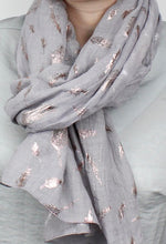Load image into Gallery viewer, Metallic Eye-catching Feather Print Scarf